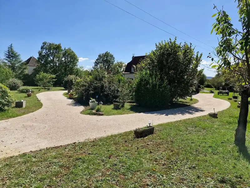 Allée en béton désactivé