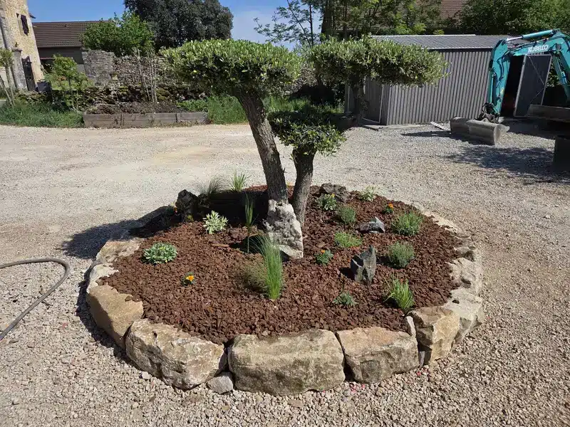 Embellissement jardin figeac muret en pierre